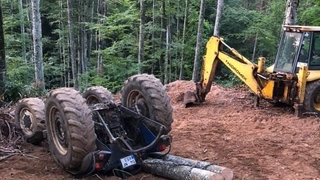 Ağaç yüklü traktör devrildi