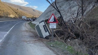 Ağaca çarparak durabildi, 4 kişi yaralandı