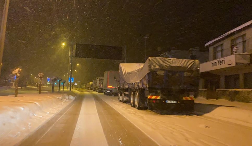 Ağır tonajlı araçlar saatlerdir yolun açılmasını bekliyor