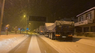 Ağır tonajlı araçlar saatlerdir yolun açılmasını bekliyor