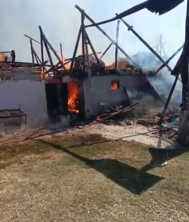 Ahır ve samanlık kül oldu