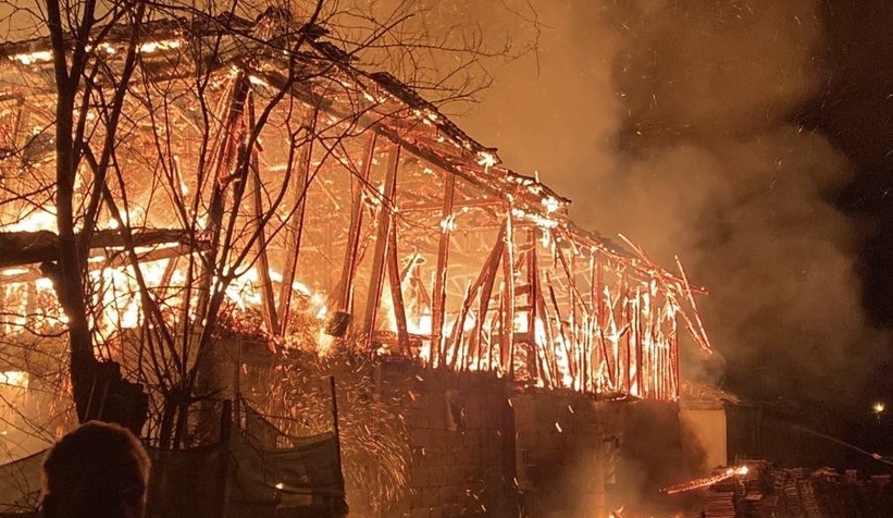 Ahır ve samanlık yandı 5 hayvan telef oldu