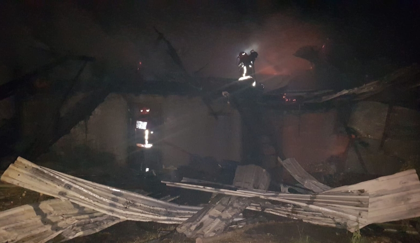 Ahır yangında küle döndü