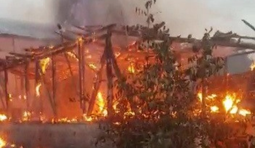 Ahırı saran alevler eve sıçradı