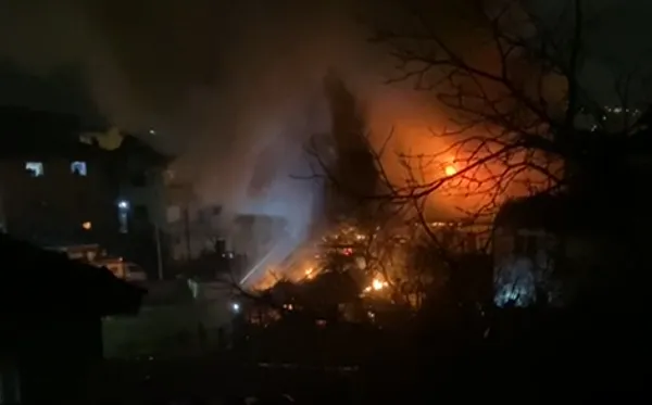 Ahşap ev alev alev yandı