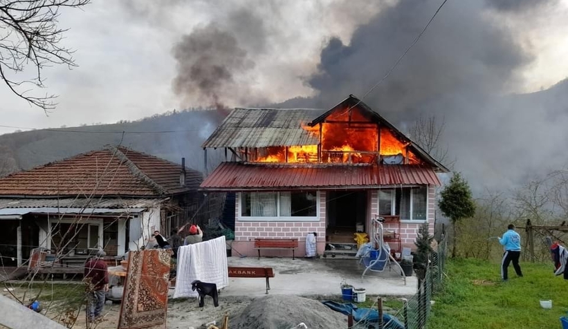 Ahşap ev alev alev yandı