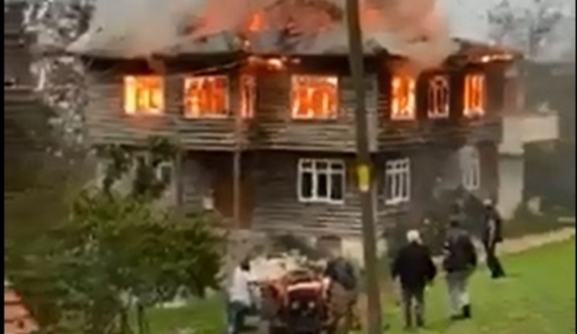 Ahşap ev alev alev yandı