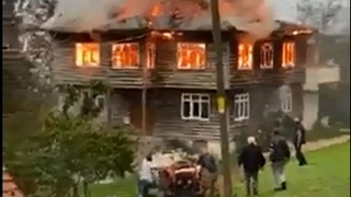 Ahşap ev alev alev yandı