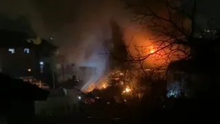 Ahşap ev alev alev yandı