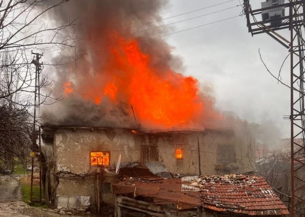 Ahşap ev alev alev yandı