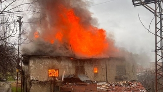 Ahşap ev alev alev yandı