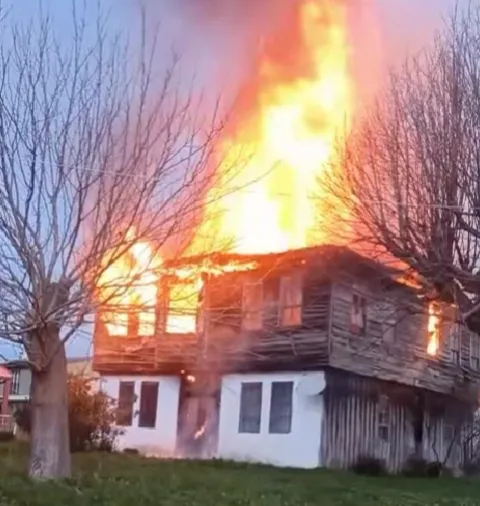 Ahşap ev alevlere teslim oldu