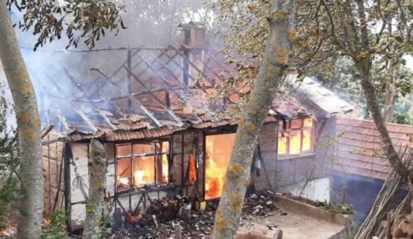 Ahşap ev alevlere teslim oldu