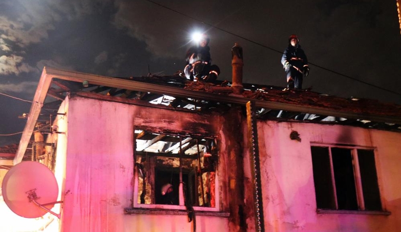 Ahşap ev alevlere teslim oldu