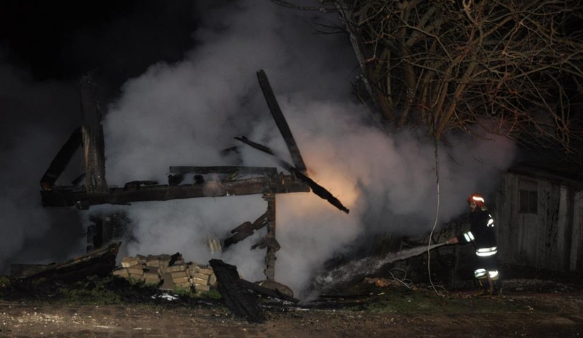 Ahşap ev ve tahıl ambarı çıkan yangında küle döndü