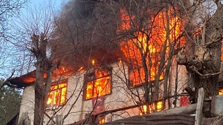 Ahşap evler alev alev yandı