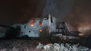 Ahşap hediyelik eşya atölyesi alev alev yandı