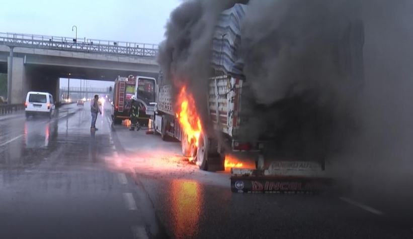 Ahşap malzeme yüklü tır az kül oluyordu