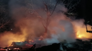 Ahşap müştemilat alev alev yandı