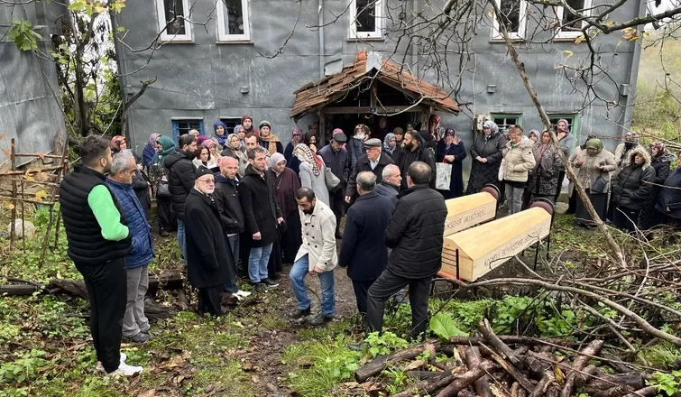 Aile katliamında ölen anne ile oğlu toprağa verildi