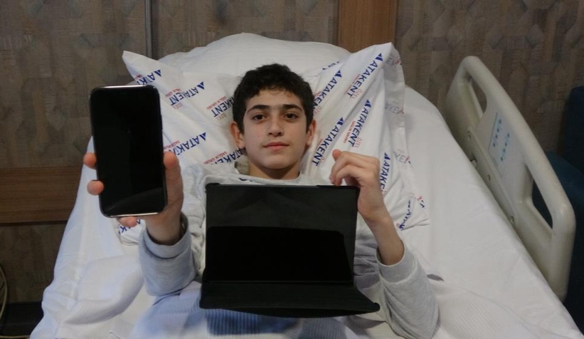  Ailesini kaybeden Enes'e hastane çalışanlarından duygulandıran jest