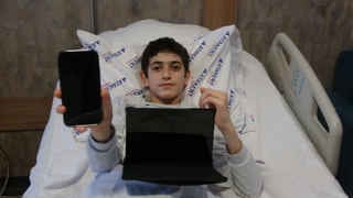  Ailesini kaybeden Enes'e hastane çalışanlarından duygulandıran jest