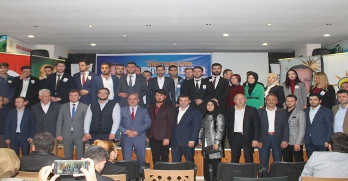 AK Gençlik’ten Karasu'da coşkulu kongre