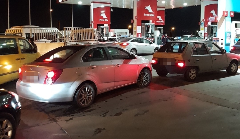 Akaryakıt istasyonlarında kuyruk