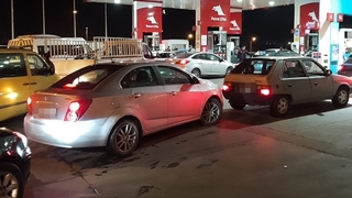 Akaryakıt istasyonlarında kuyruk