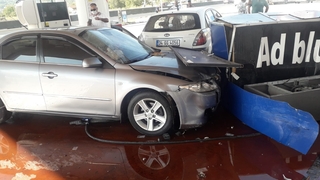 Akaryakıt istasyonuna daldı, pompacıyı ezdi