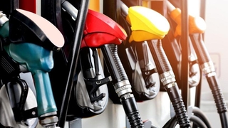 Akaryakıtta hem indirim hem zam