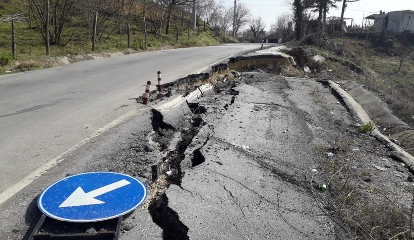 Akçakoca-Karasu yolunda heyelan