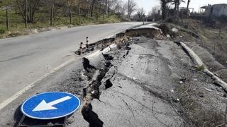 Akçakoca-Karasu yolunda heyelan