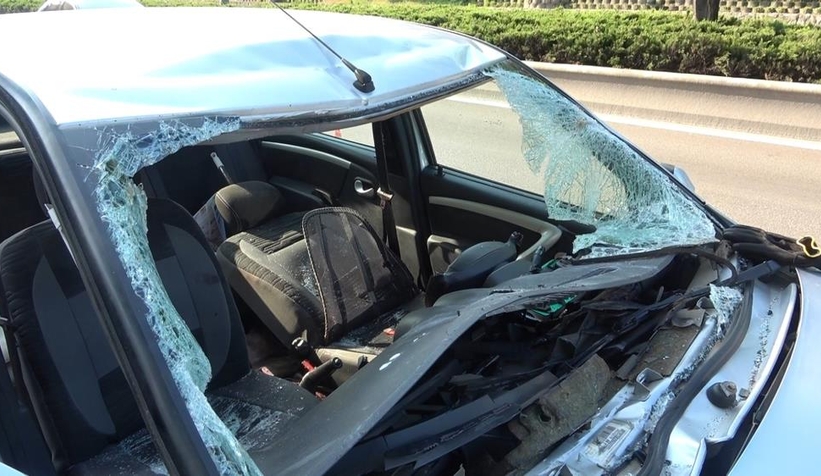 Akıl almaz olay; Köprüden atlayıp otomobilin üzerine düştü: 3 yaralı