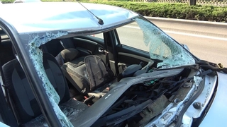 Akıl almaz olay; Köprüden atlayıp otomobilin üzerine düştü: 3 yaralı