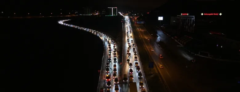 Akın akın dönüyorlar; Kuyruk 40 kilometreyi aştı