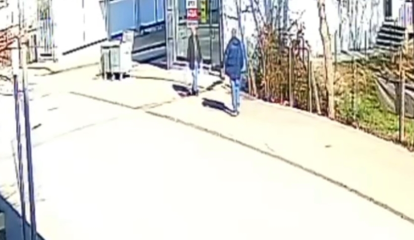 Akrabasını sokakta yürürken böyle vurdu