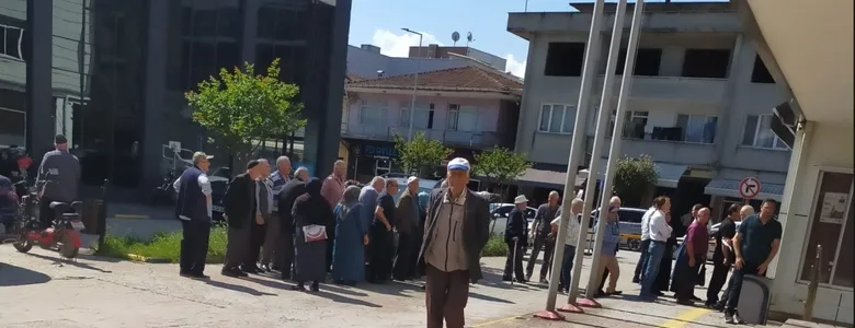 Akyazı Belediyesi önünde uzun kuyruklar oluştu
