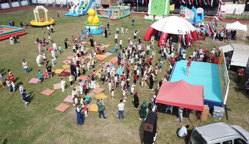 Akyazı çocuk şenliğinde çocuklar doyasıya eğlendi