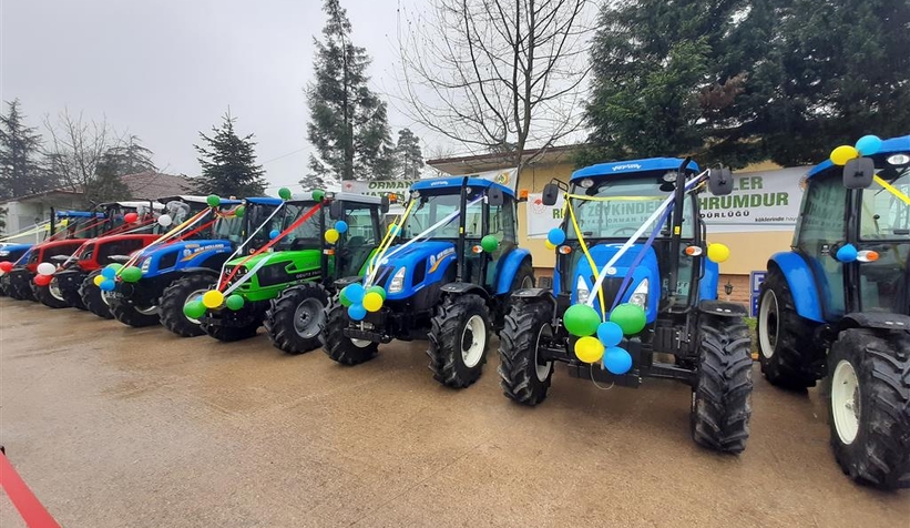 Akyazı'da 10 orman köylüsüne traktör verildi