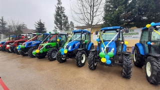 Akyazı'da 10 orman köylüsüne traktör verildi