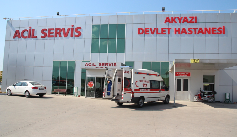 Akyazı'da 2 ayrı kazada 3 kişi yaralandı