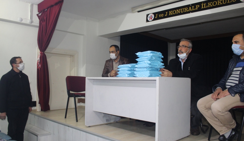 Akyazı'da 32 çocuk tablete kavuştu