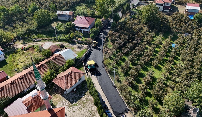 Akyazı'da 4 mahallenin yolu Büyükşehir ile asfalta kavuştu