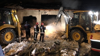 Akyazı'da ahşap atölyesi yandı