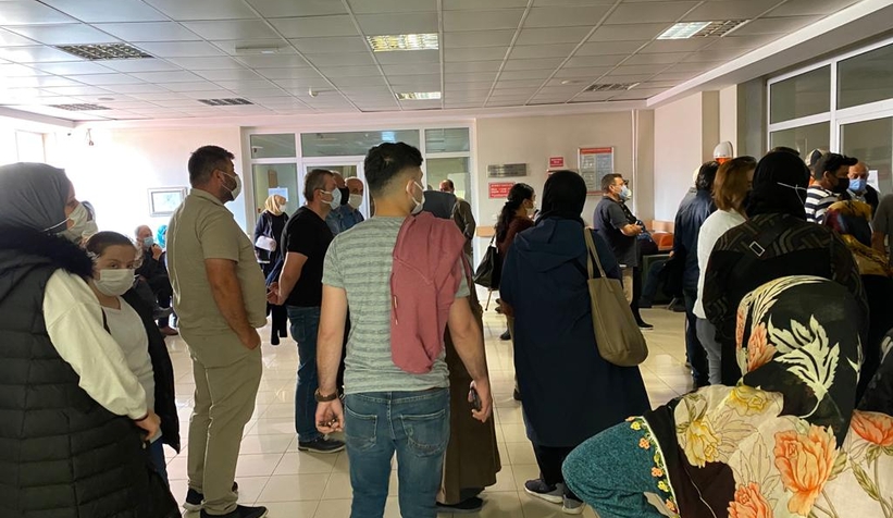 Akyazı'da aşı kuyruğu oluştu