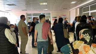 Akyazı'da aşı kuyruğu oluştu