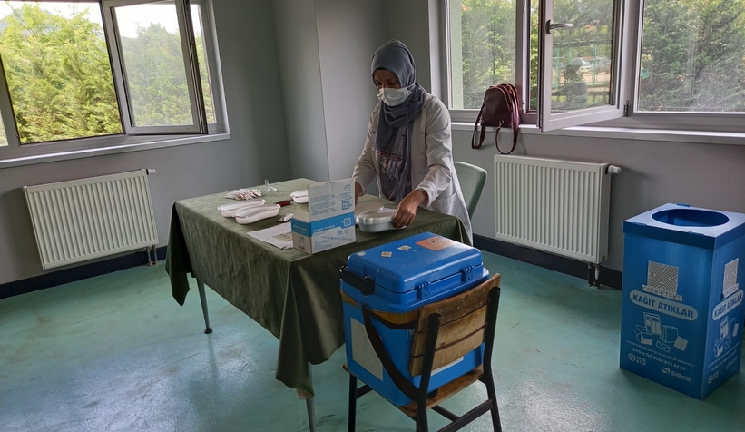 Akyazı'da aşı kuyruğu oluştu