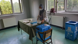 Akyazı'da aşı kuyruğu oluştu