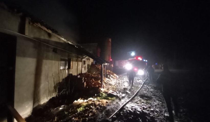 Akyazı'da atölye yangını, 25 bin kaşık yandı